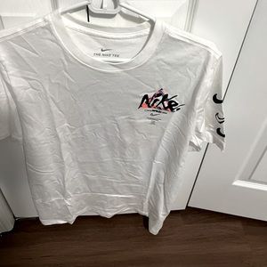 Brand new worn once. Soft cotton Nike men’s small tee.
